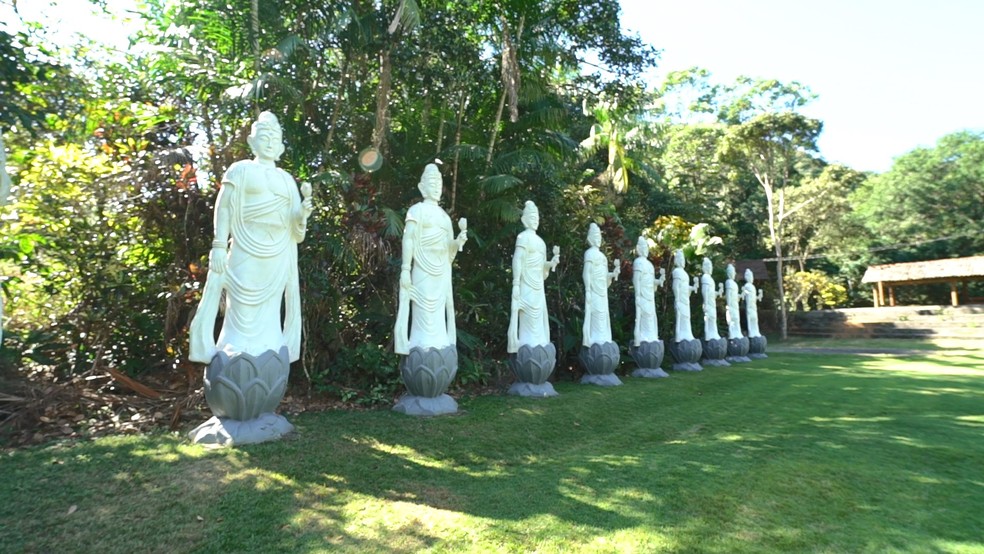 Estátuas que ficam no pátio do Mosteiro Zen Budista em Ibiraçu, Espírito Santo — Foto: Bernardo Bracony/TV Gazeta