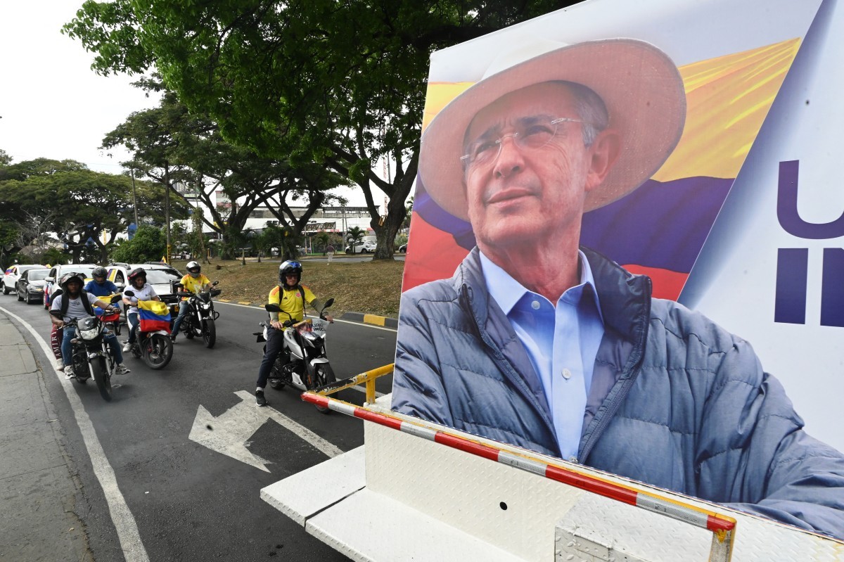 Justiça condena ex-presidente colombiano Álvaro Uribe a 12 anos de prisão domiciliar