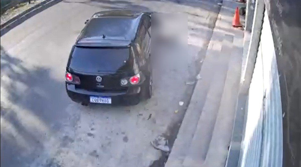 Testemunhas tentaram impedir que ela fosse arrastada, mas o motorista fugiu em alta velocidade. — Foto: Reprodução