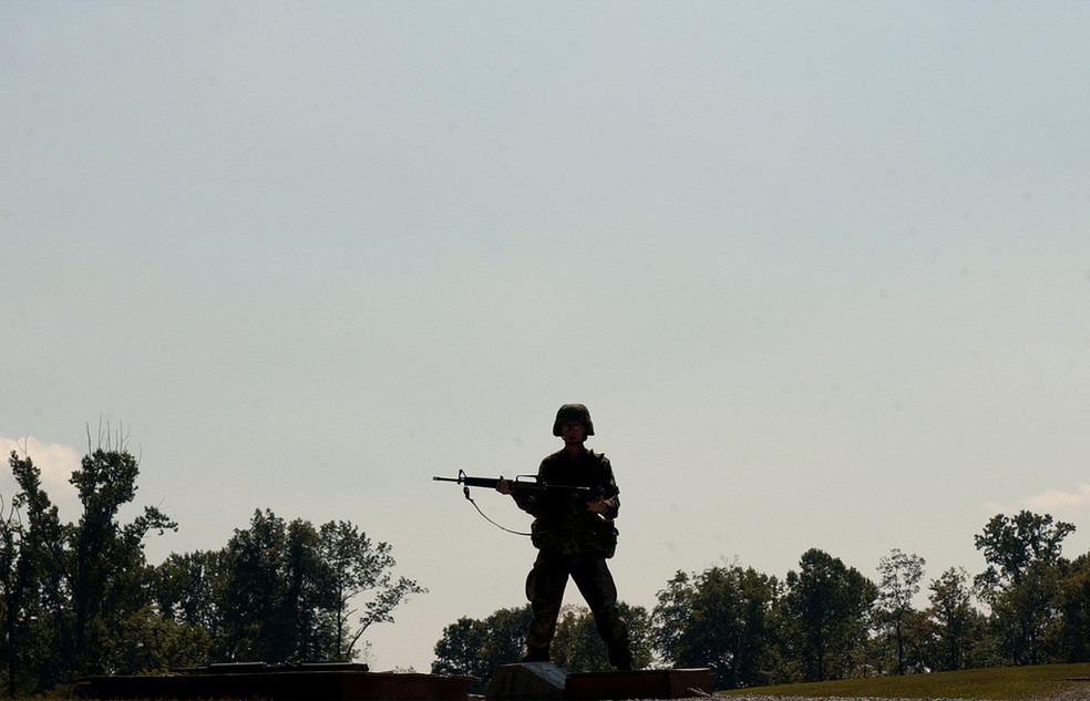 Soldado armado protege a base em Fort Knox, em setembro de 2004 — Foto: AP Photo/Ed Reinke