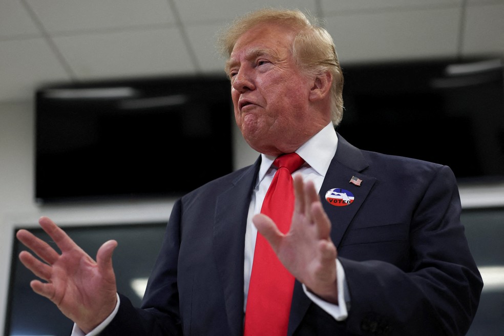 Presidente dos Estados Unidos, Donald Trump, conversa com jornalistas após votar antecipadamente nas midterms na Flórida, nos Estados Unidos, em 25 de outubro de 2026. — Foto: REUTERS/Umit Bektas