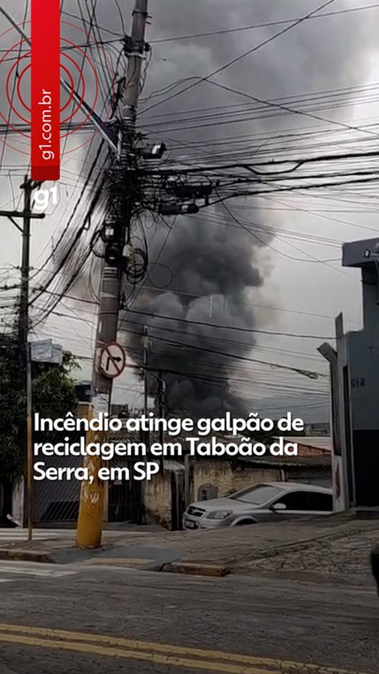 Incêndio em galpão de reciclagem atinge Taboão da Serra, na Grande São Paulo