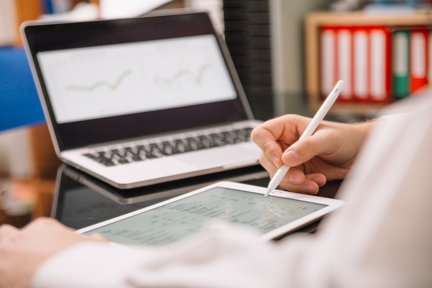 Quer fugir de golpes na Black Friday 2025? Comece a comparar preços agora; veja mais dicas