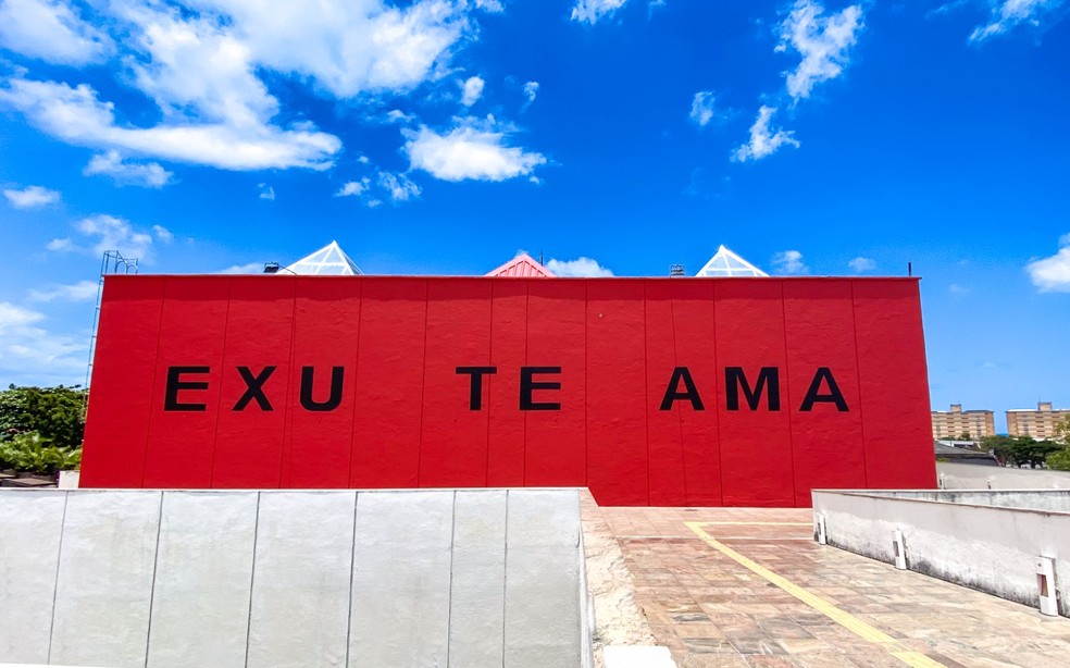 Frase 'Exu te ama' em exposição cultural em Fortaleza é alvo de deputada conservadora, que pede retirada da mensagem — Foto: Centro Dragão do Mar de Arte e Cultura/Divulgação