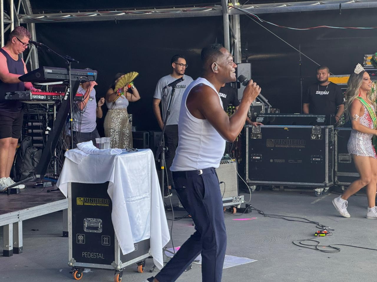 Cantor Tatau, ex-Ara Ketu, anima Carnaval em Pindamonhangaba: ‘baiano entrega’