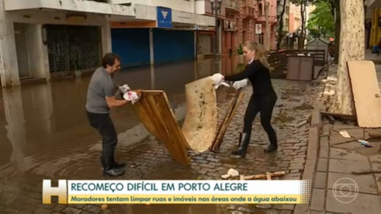 Moradores tentam limpar ruas onde a água abaixou, em Porto Alegre - Programa: Jornal Hoje 