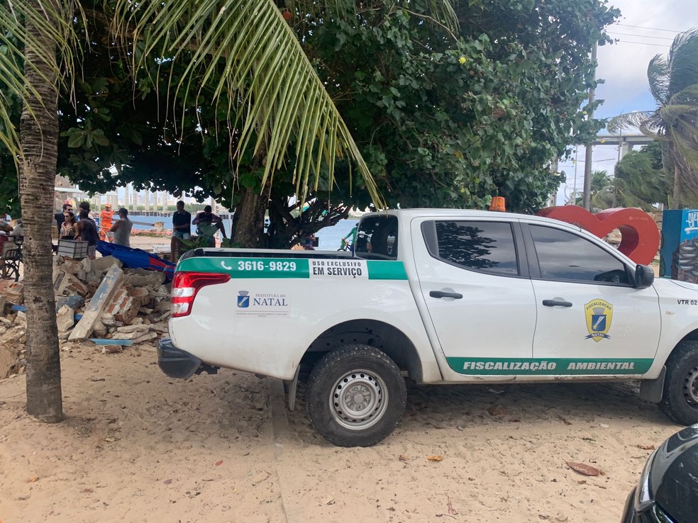 Ambulantes retirados praia da Redinha Natal/RN — Foto: Emerson Medeiros / Inter TV Cabugi