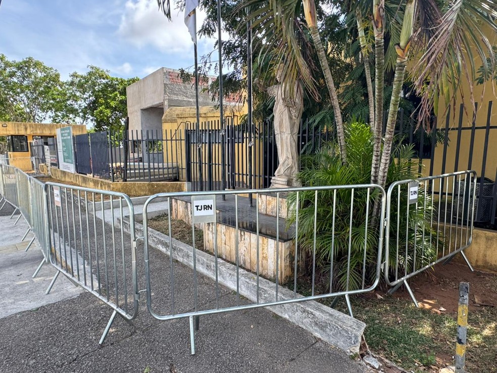 Salão do júri do Fórum Desembargador Miguel Seabra Fagundes, em Natal, cercado por grades — Foto: Sérgio Henrique Santos/Inter TV Cabugi