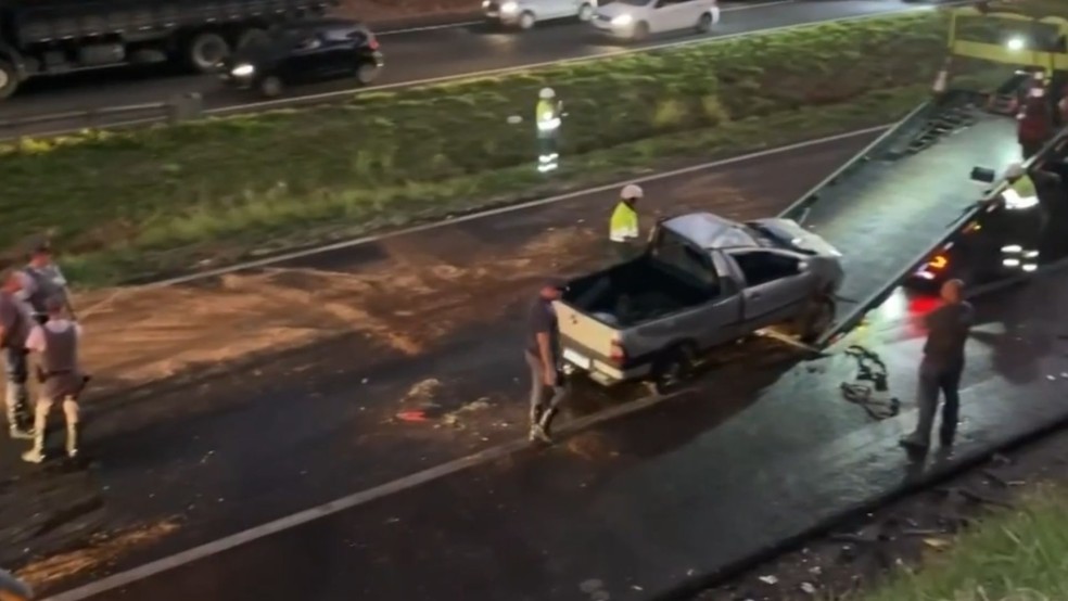 Acidente entre dois carros na SP-310 em São José do Rio Preto (SP) — Foto: Reprodução / TV TEM