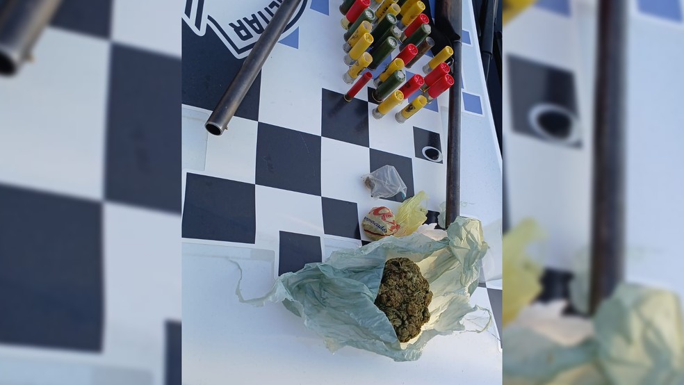 2 de 2
Os dois homens foram levados ao Plant&atilde;o Policial de S&atilde;o Manuel, onde tiveram as pris&otilde;es confirmadas e permaneceram &agrave; disposi&ccedil;&atilde;o da Justi&ccedil;a &mdash; Foto: Pol&iacute;cia Militar