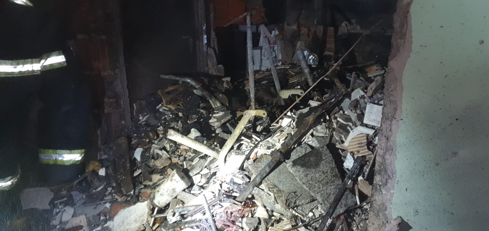 Apartamento com munições que pegou fogo em Campinas ficou destruído