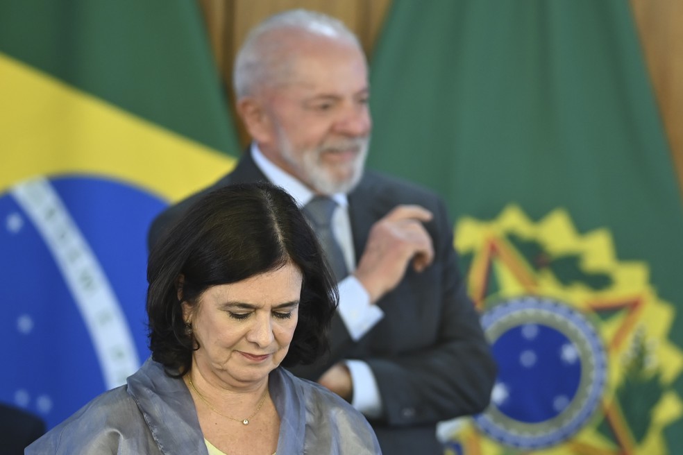 Presidente Lula e Ministra da Saúde Nísia Trindade. Nesta terça (25) o Presidente do Brasil, Luiz Inácio Lula da Silva e a Ministra da Saúde Nísia Trindade, participam da Cerimônia de Assinatura de Parcerias para Fortalecimento da Produção e Inovação de Vacinas e Biofármacos. — Foto: TON MOLINA/FOTOARENA/ESTADÃO CONTEÚDO