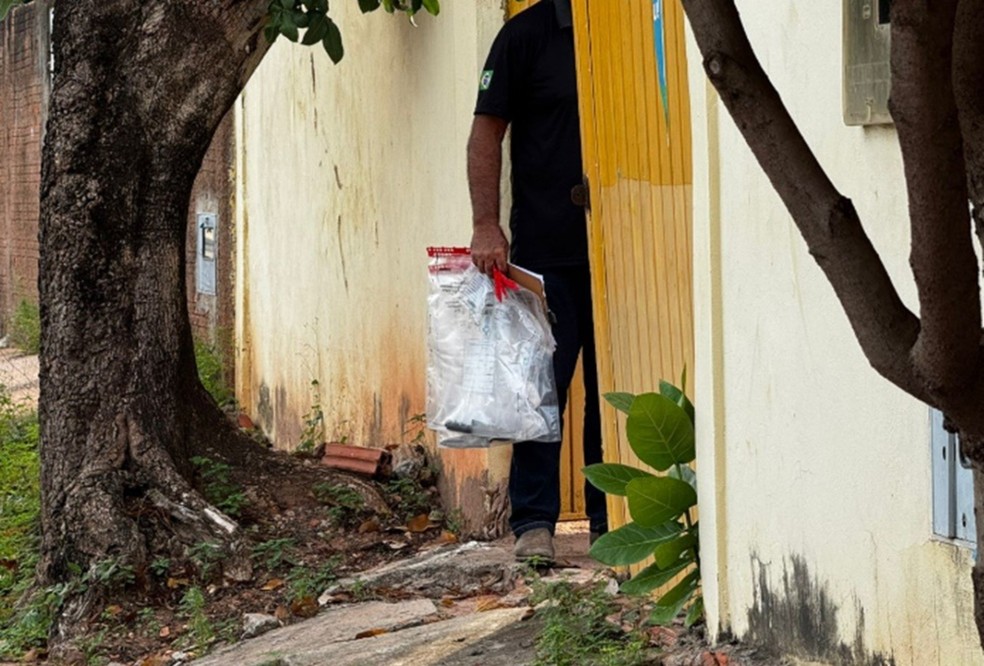 Marido contou que a mulher e o filho do casal tinham ficado na casa após uma discussão. — Foto: Pedro Depetriz/ Coxim Agora