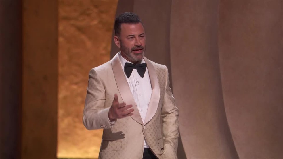 Jimmy Kimmel responde postagem do ex-presidente Donald Trump ao vivo durante cerimônia do Oscar — Foto: Reuters