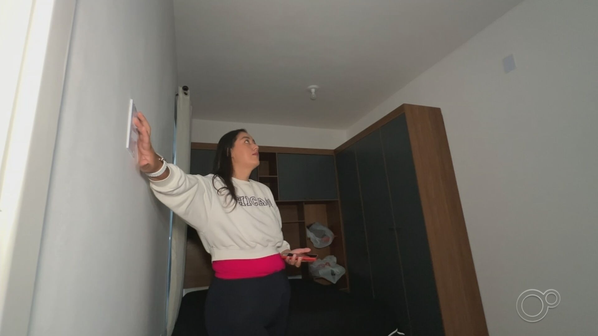 Famílias que se mudaram para casas novas em condomínio de Sorocaba vivem há mais de dois meses sem energia elétrica