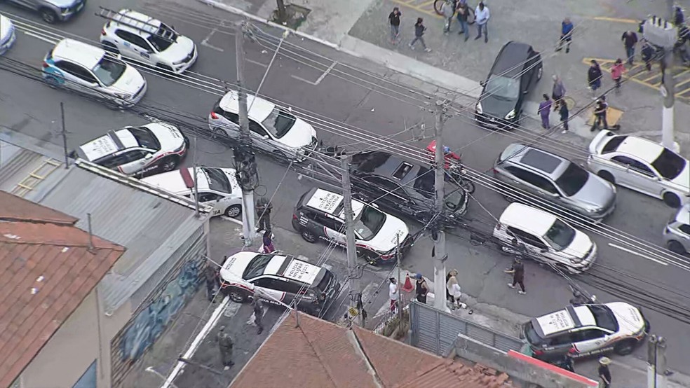 Viaturas da polícia chegam ao local ponde PM de folga reagiu a assalto e trocou tiros com dois criminosos na Vila Mariana, Zona Sul de São Paulo. — Foto: Reprodução/TV Globo