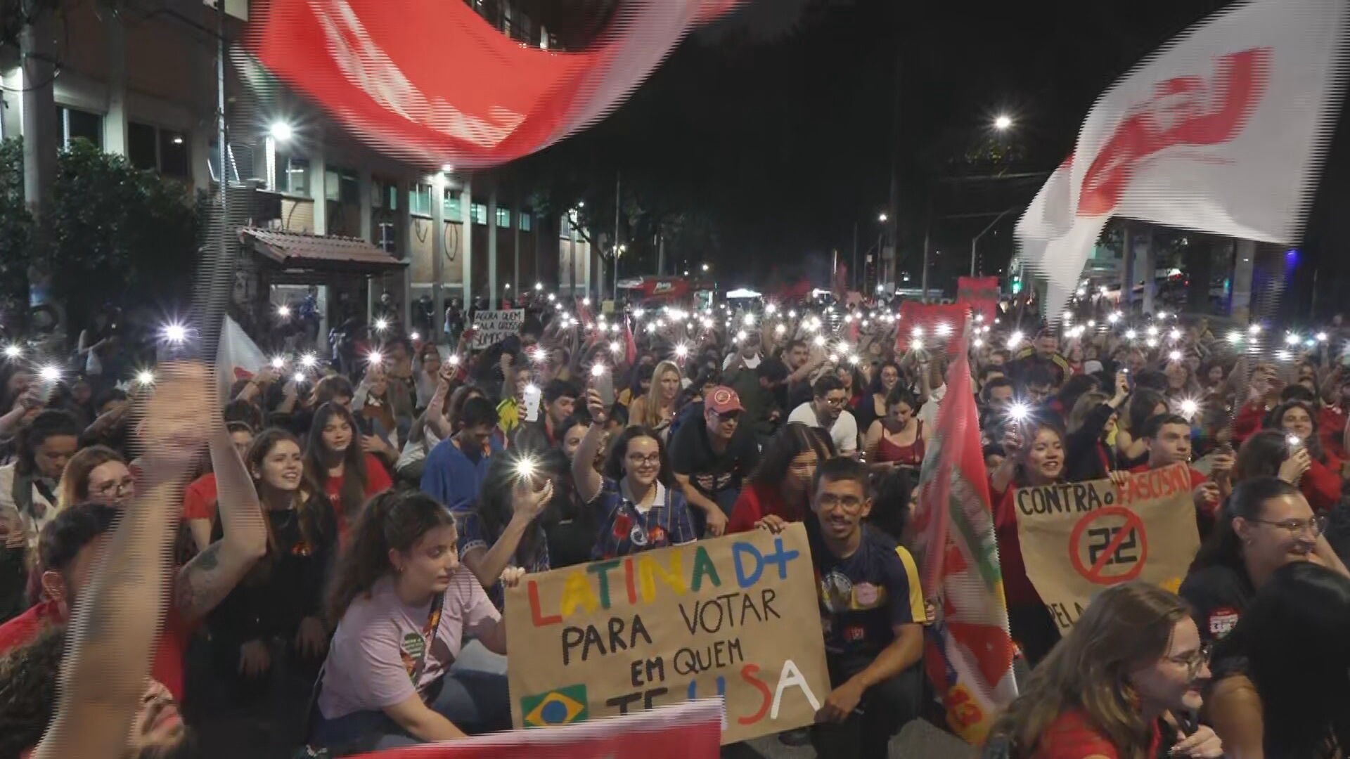 Estudantes da PUC, Uninove, Belas Artes, ESPM, FGV e FAPCOM fazem atos pela democracia em diversos pontos de SP