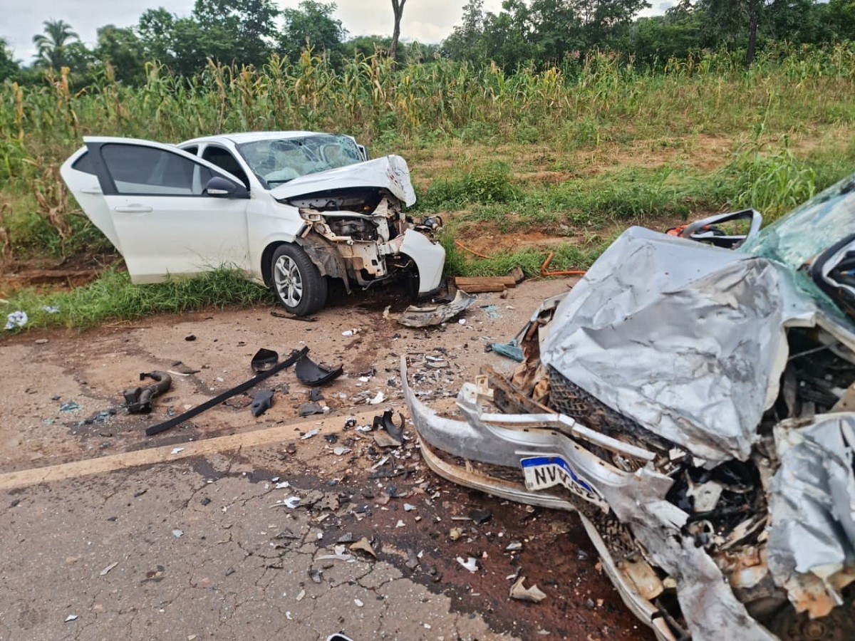 Acidente envolvendo dois carros deixa um morto e sete feridos na BR-153