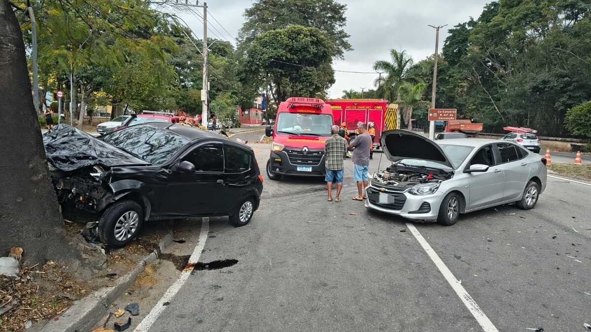 Acidente entre dois carros mobiliza Corpo de Bombeiros em Volta Redonda