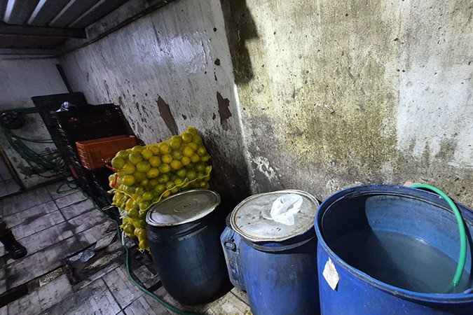 Carnes, frutas e temperos: lanchonete é fechada com 740 kg de produtos impróprios para consumo em Uberaba