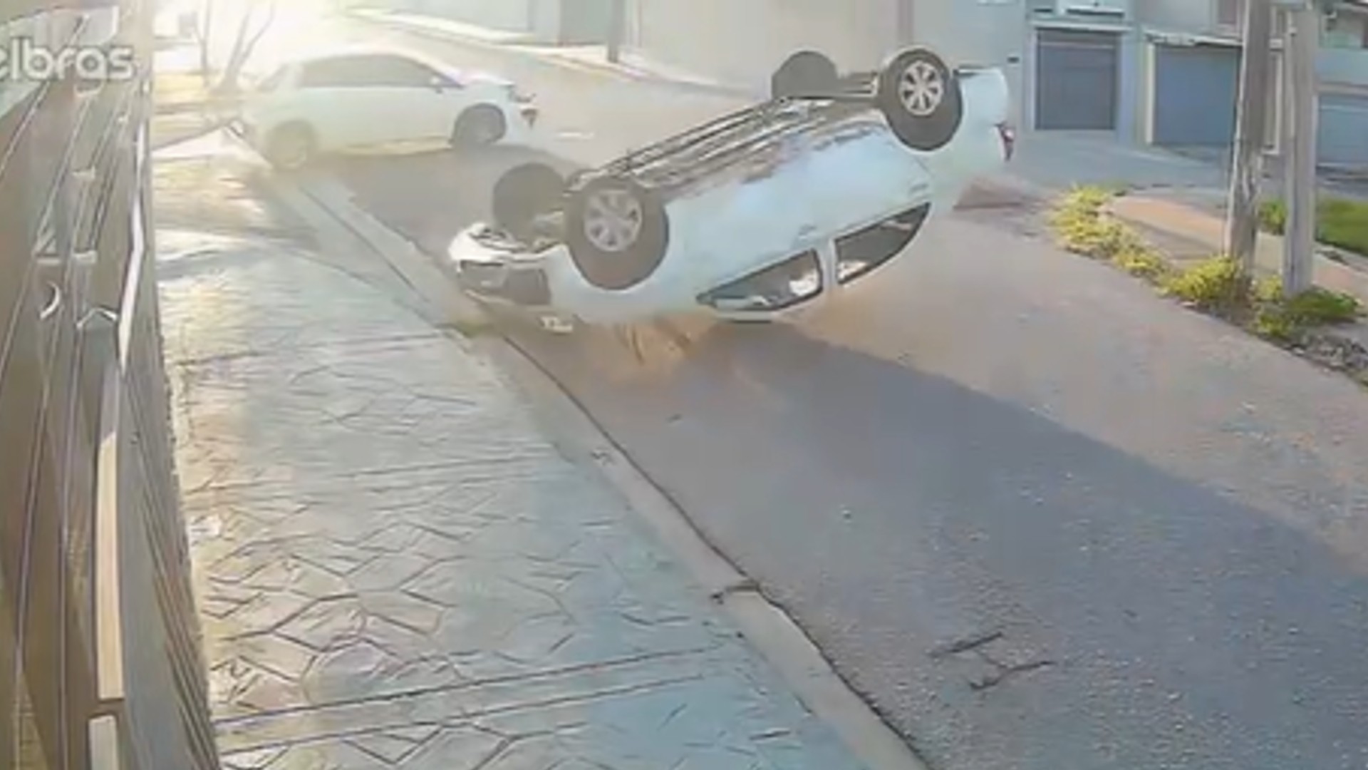 VÍDEO: carro capota após acidente em cruzamento de Sorocaba