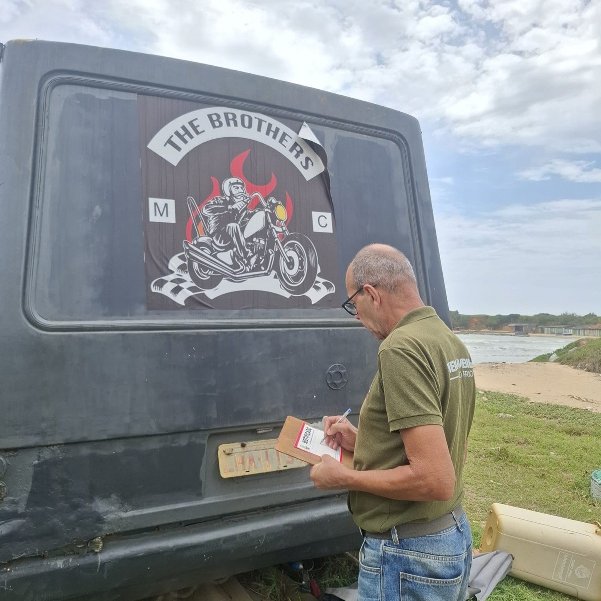 Trailer é notificado por estacionamento irregular em área de preservação na Praia Rasa, em Cabo Frio