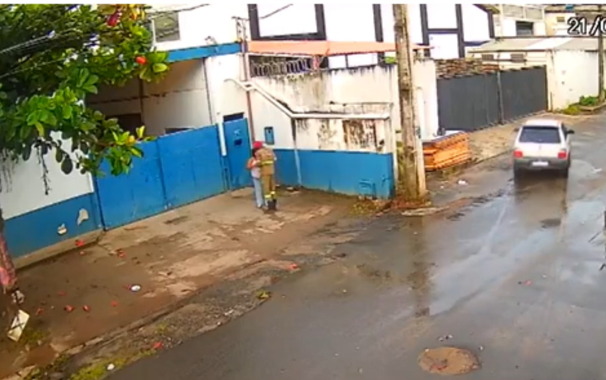 Câmera De Segurança Flagra Assaltos Em Bairro De Salvador Suspeito Foi Escoltado Por Carro