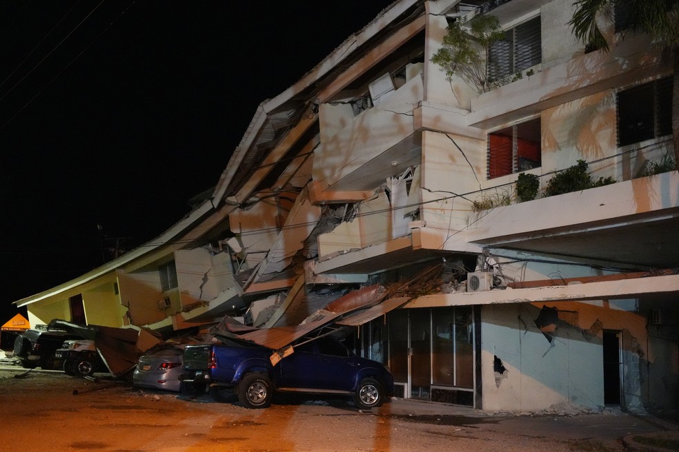 Veículos esmagados sob um hotel que desabou após um terremoto atingir Penonome — Foto: AP/Aris Mariota