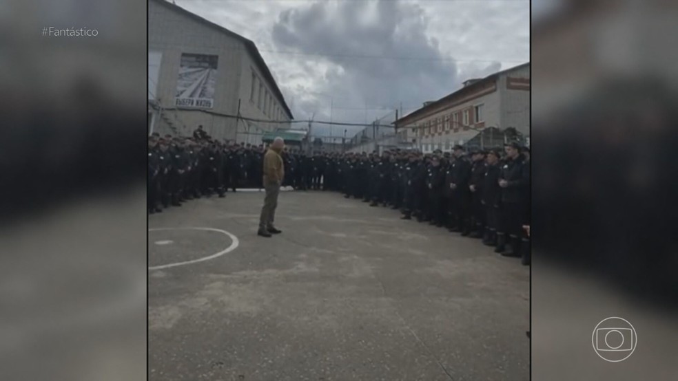 Prigozhin em vídeo que aparece recrutando mercenários em penitenciárias da Rússia. — Foto: TV Globo/Reprodução