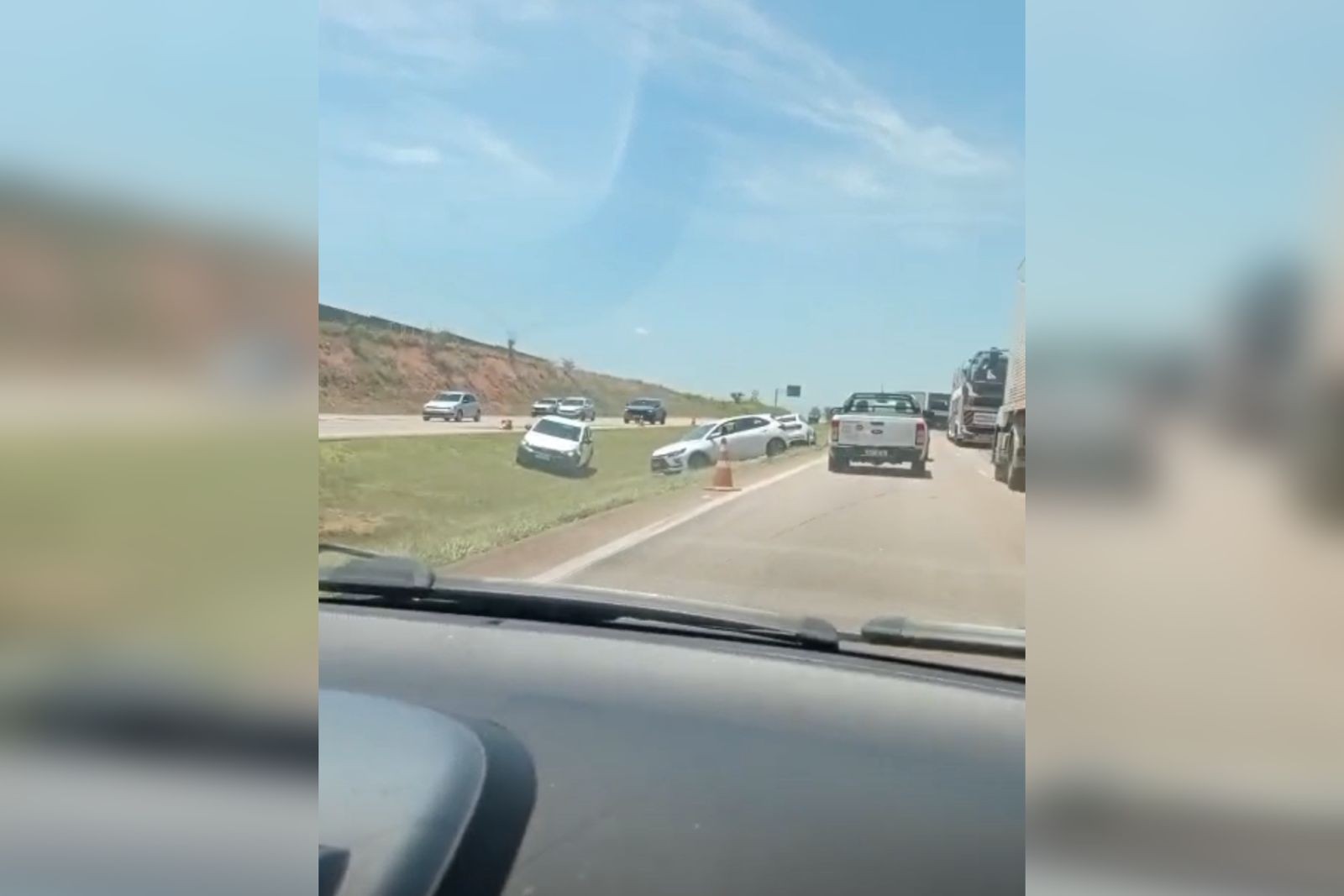 Acidente entre três carros deixa ferido em rodovia de Itu