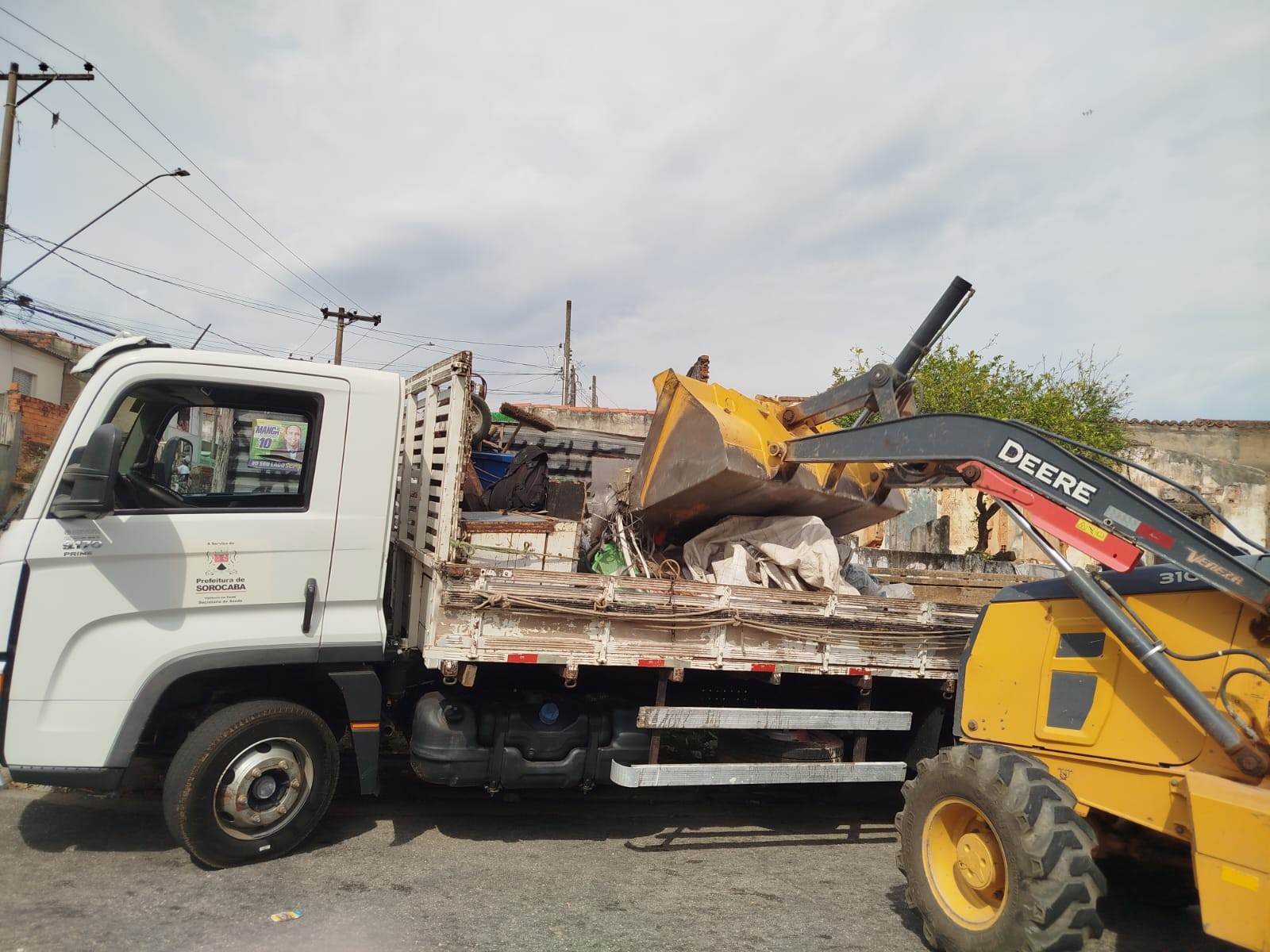 Prefeitura retira 1,3 tonelada de entulho de casa usada como depósito de lixo em Sorocaba