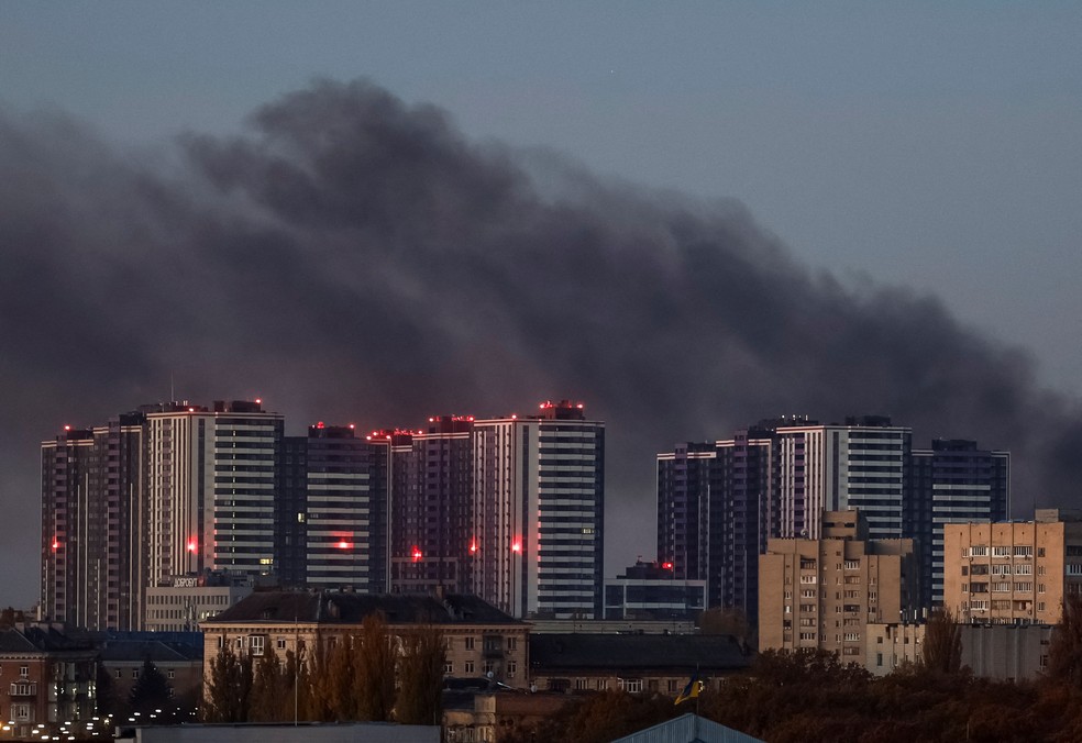 Fumaça é vista sobre Kiev após ataque russo em 7 de novembro de 2024 — Foto: REUTERS/Gleb Garanich
