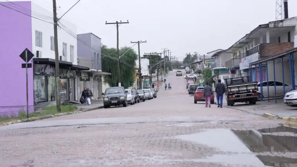 Ruas do comércio de Candiota. Segundo a prefeitura do município, 80% da economia local gira em torno das minas e das usinas movidas a carvão mineral da cidade. — Foto: João da Mata / BBC News Brasil