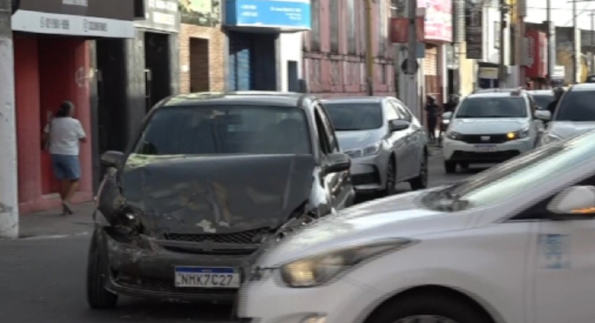 Colisão entre carro e ambulância deixa trânsito lento no centro de Maceió; VÍDEO