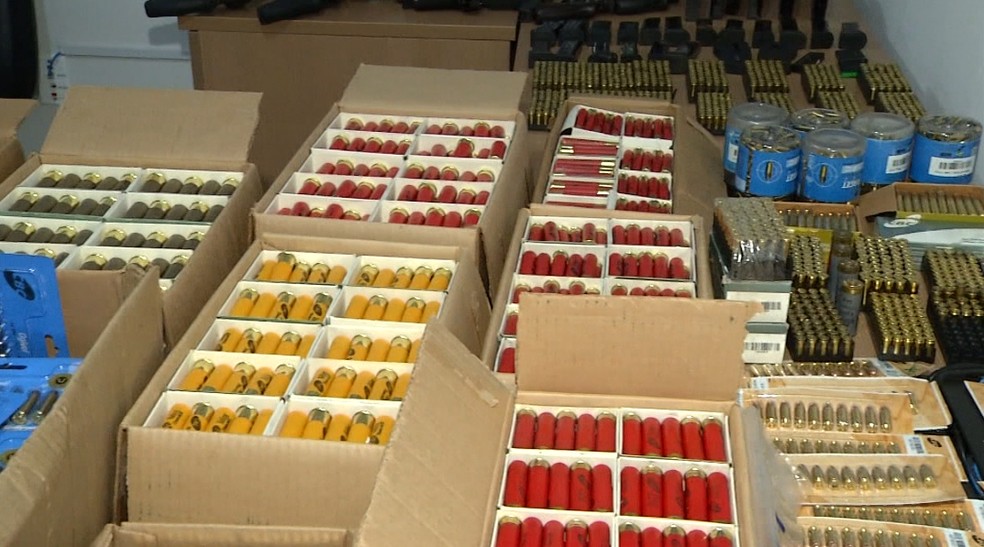 Munições também eram vendidas de forma ilegal, segundo a PM — Foto: TV Anhanguera/Reprodução