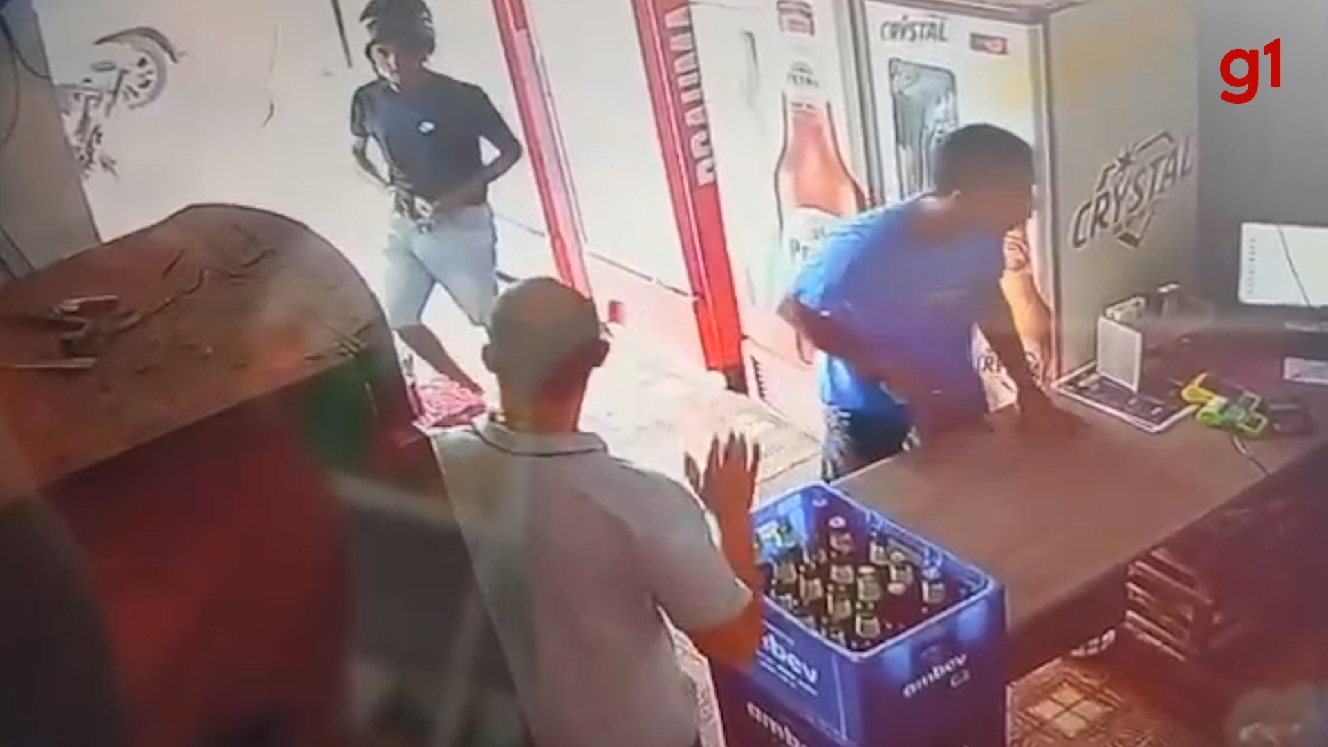 VÍDEO: Criminosos rendem cliente e roubam dinheiro de mercadinho em Santa Inês (MA)