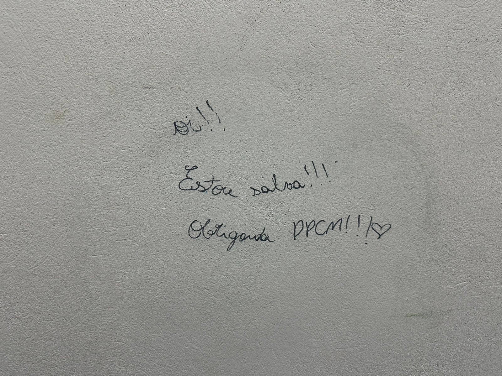 'Oi, estou salva': policiais encontram mensagem escrita em parede de delegacia da criança em SC