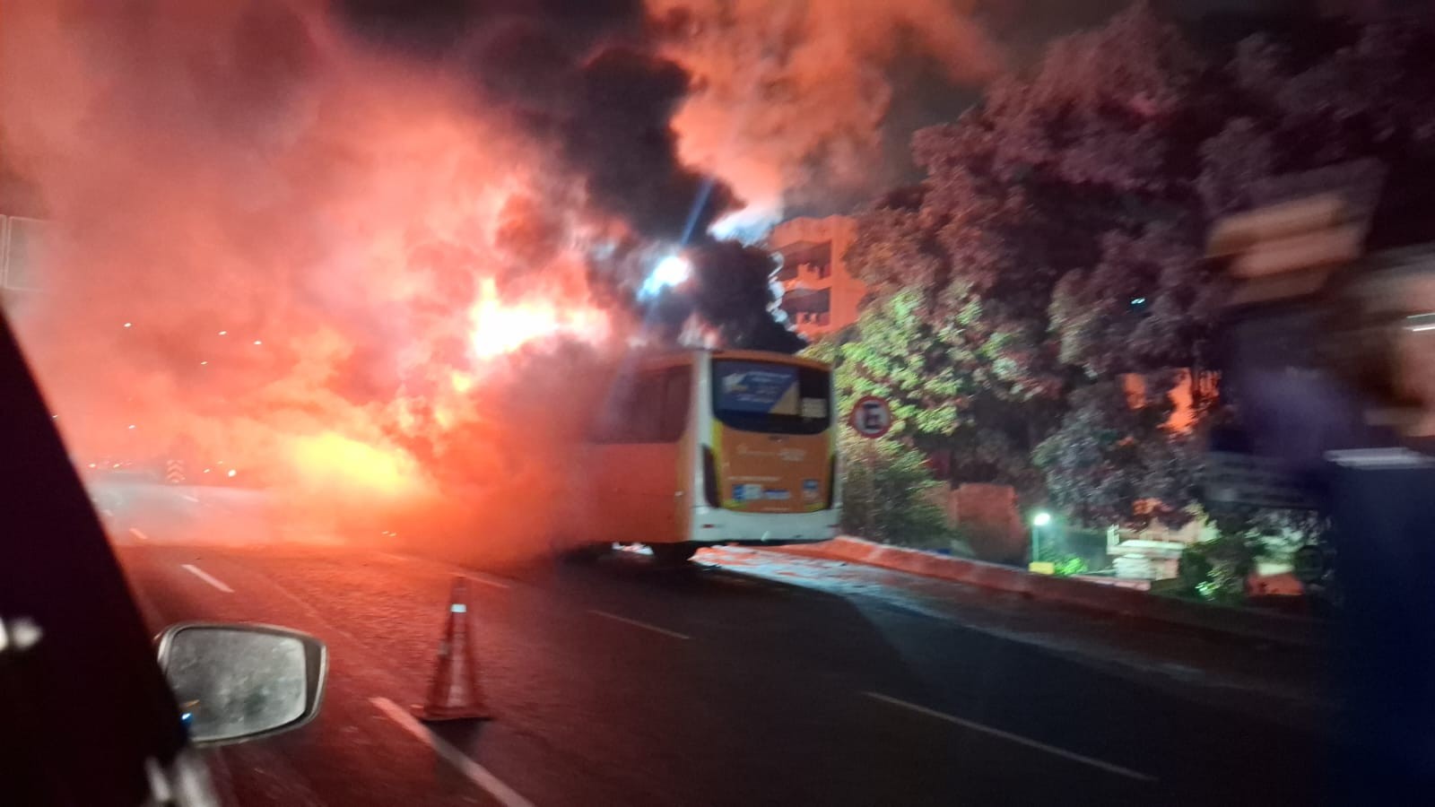 Ônibus pega fogo na Lagoa
