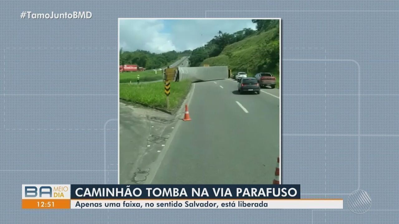 Caminhão dos Correios fica atravessado na pista após tombar na Via ...