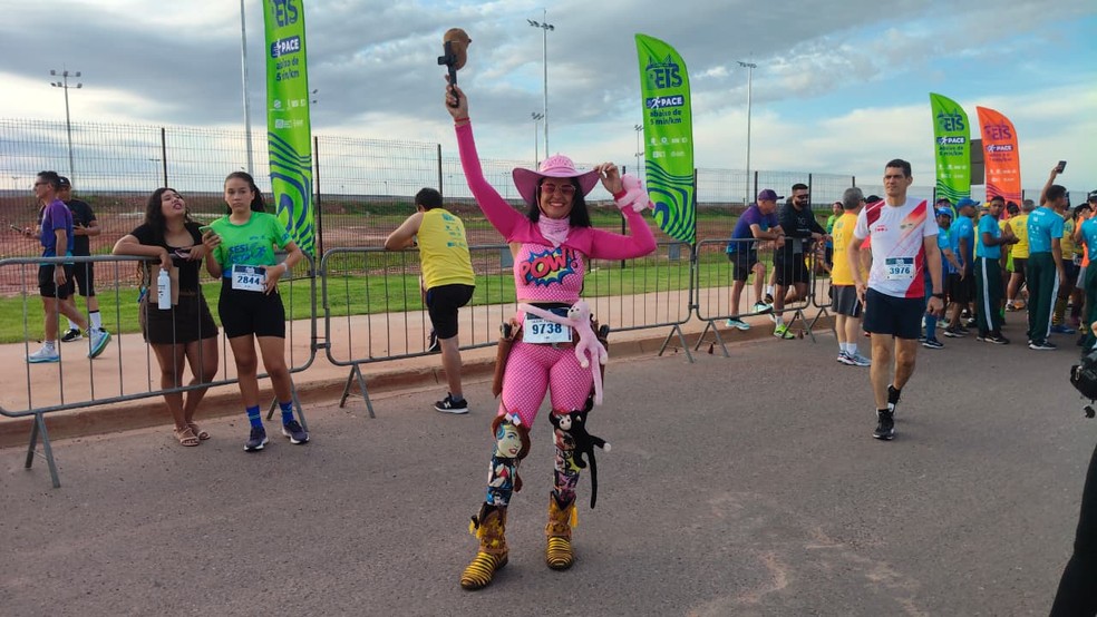 Aos 40 anos, a personal trainer Ana Paula Teotônio da Silva, de Várzea Grande, levou o espírito pantaneiro para a prova ao correr com uma fantasia temática — Foto: Abder Khan/g1