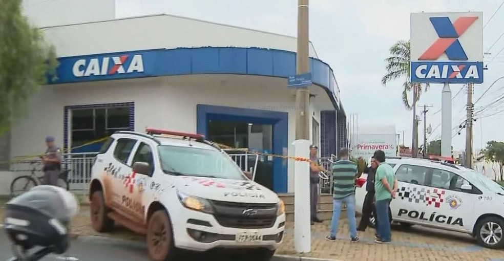 Criminosos roubaram malotes com R$ 800 mil de agência da Caixa de São Carlos — Foto: EPTV1