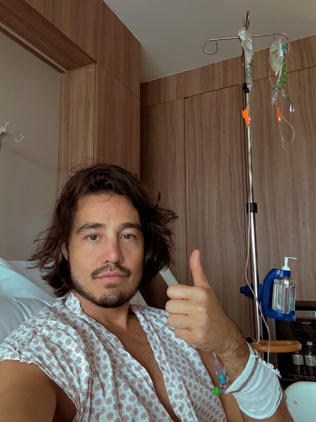 Tiago Iorc é internado com crise de hérnia de disco cervical