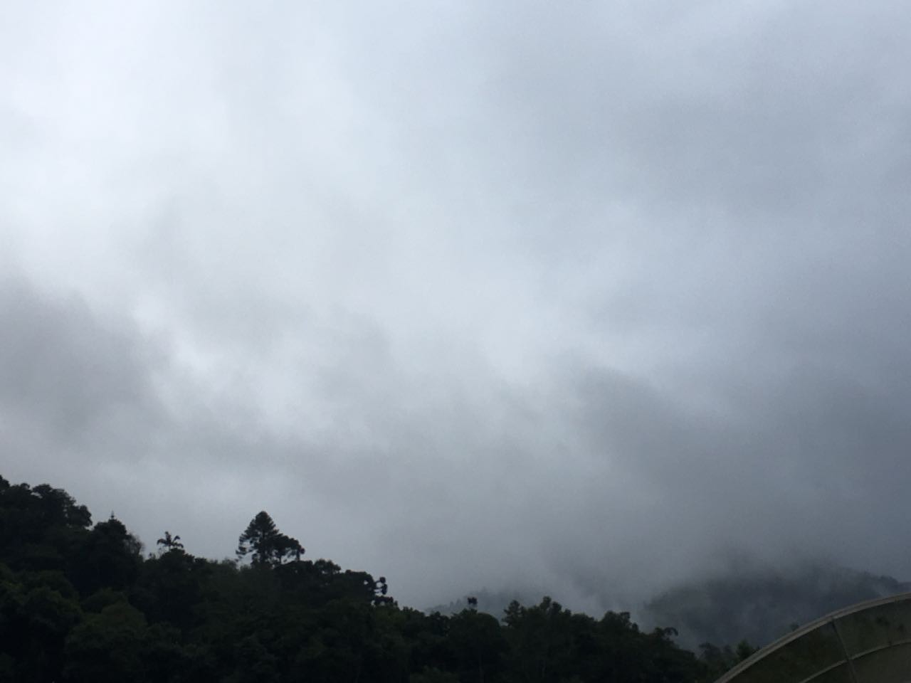 Com novo episódio de ZCAS, meteorologista alerta para riscos no interior do RJ; tempestades até quarta