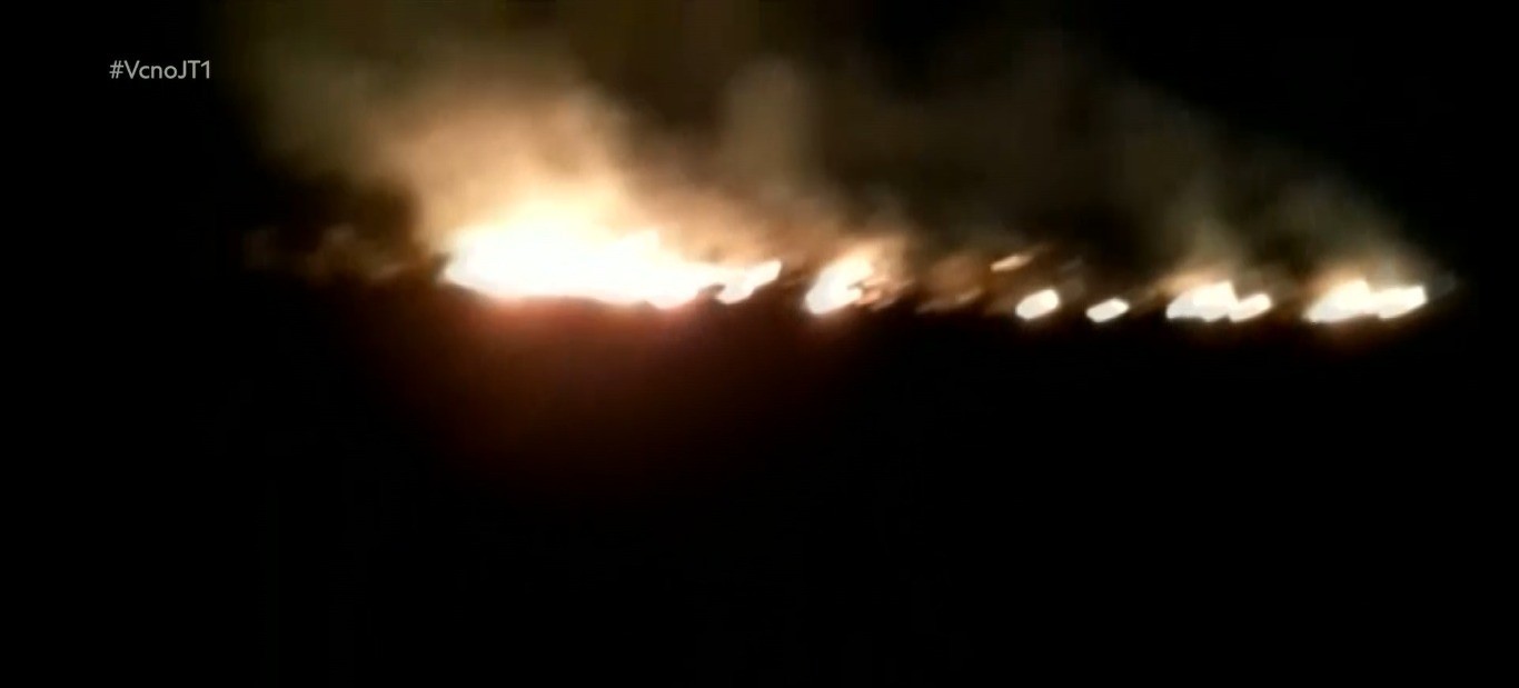 Incêndio destrói área de mata e ameaça subestação de energia em Monte Alegre