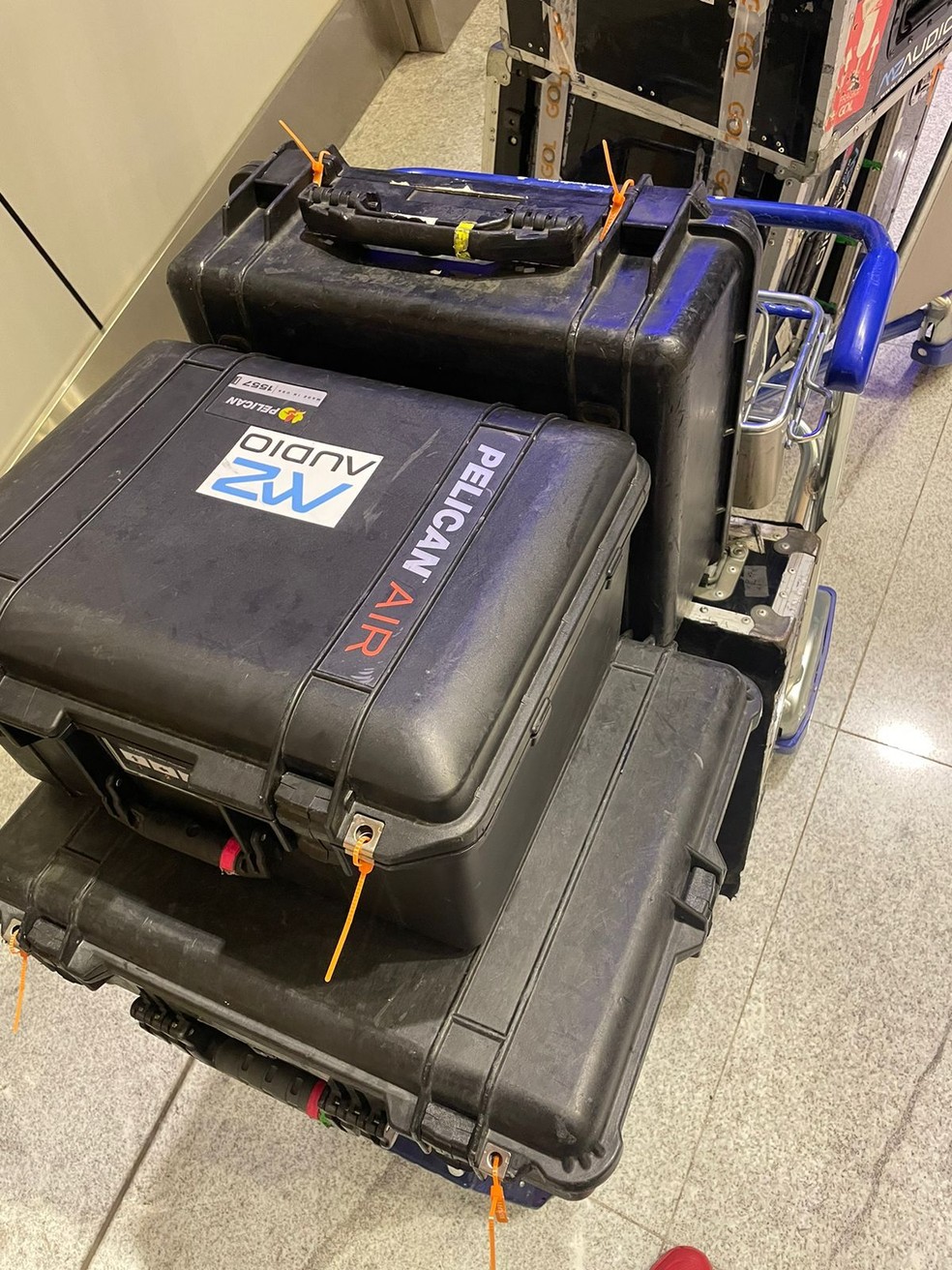 Cases onde estavam os equipamentos furtados dos músicos do cantor Jorge Aragão — Foto: Jorge Aragão/Divulgação