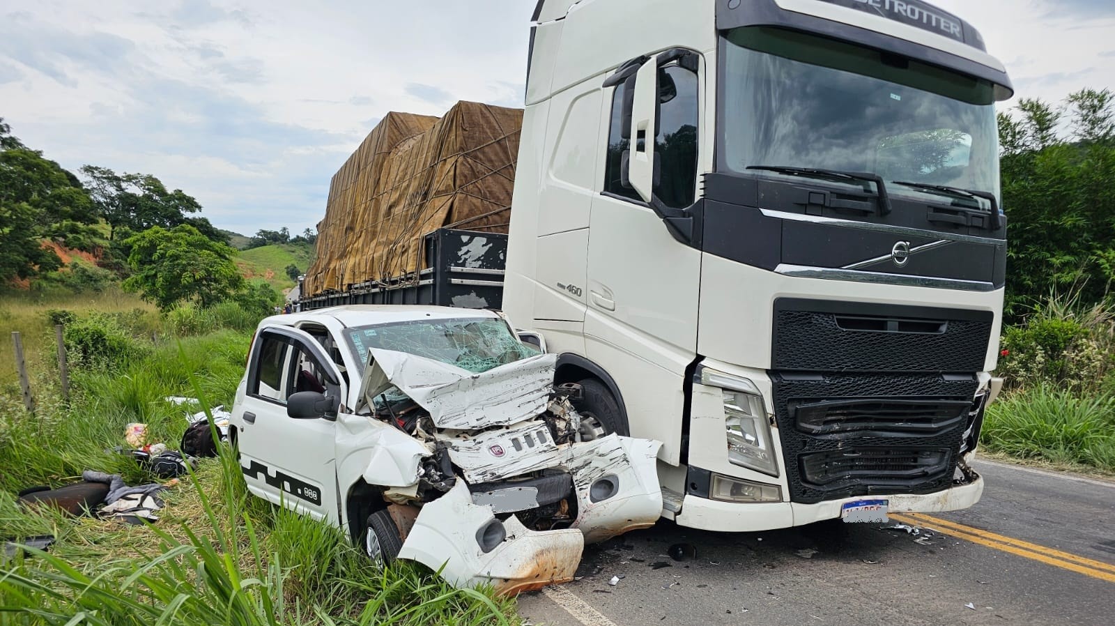 Duas pessoas morrem em acidente entre carro e carreta na MGC-265, em Rio Pomba