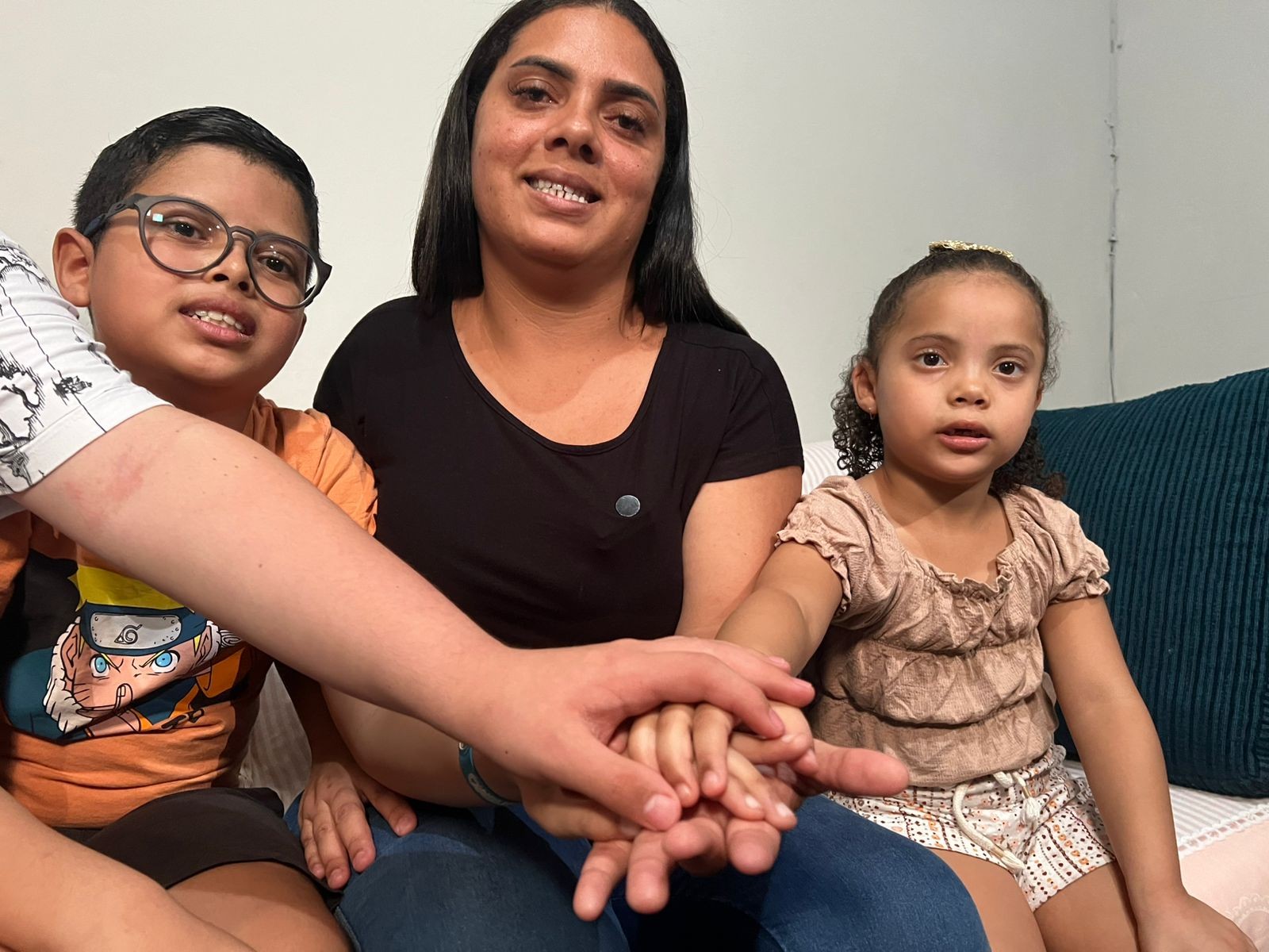 Mulher luta pela guarda de menino autista e com síndrome de Down após amiga morrer de câncer: 'Me pediu para não abandoná-lo'