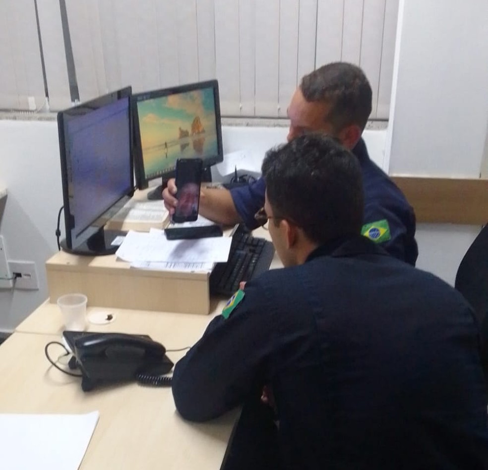 Médico da Marinha faz teleatendimento a velejador resgatado — Foto: Marinha do Brasil/Divulgação