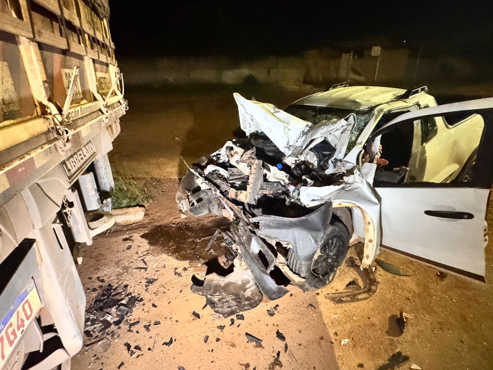 Motorista fica gravemente ferido após bater caminhonete em caminhão estacionado