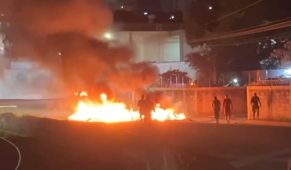 Moradores fecharam vias de acesso à comunidade em protesto na noite de sábado após caso — Foto: Reprodução/Redes sociais